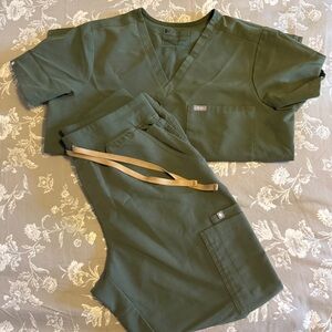 Figs- Olive green set size L